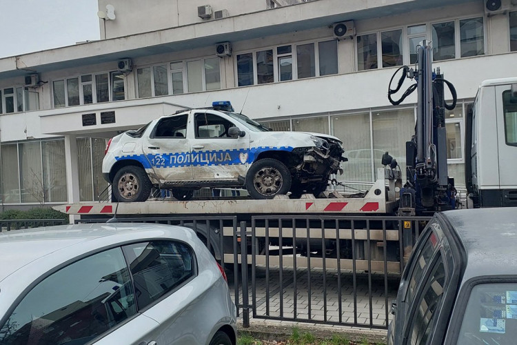 slupano-policijsko-auto.jpg