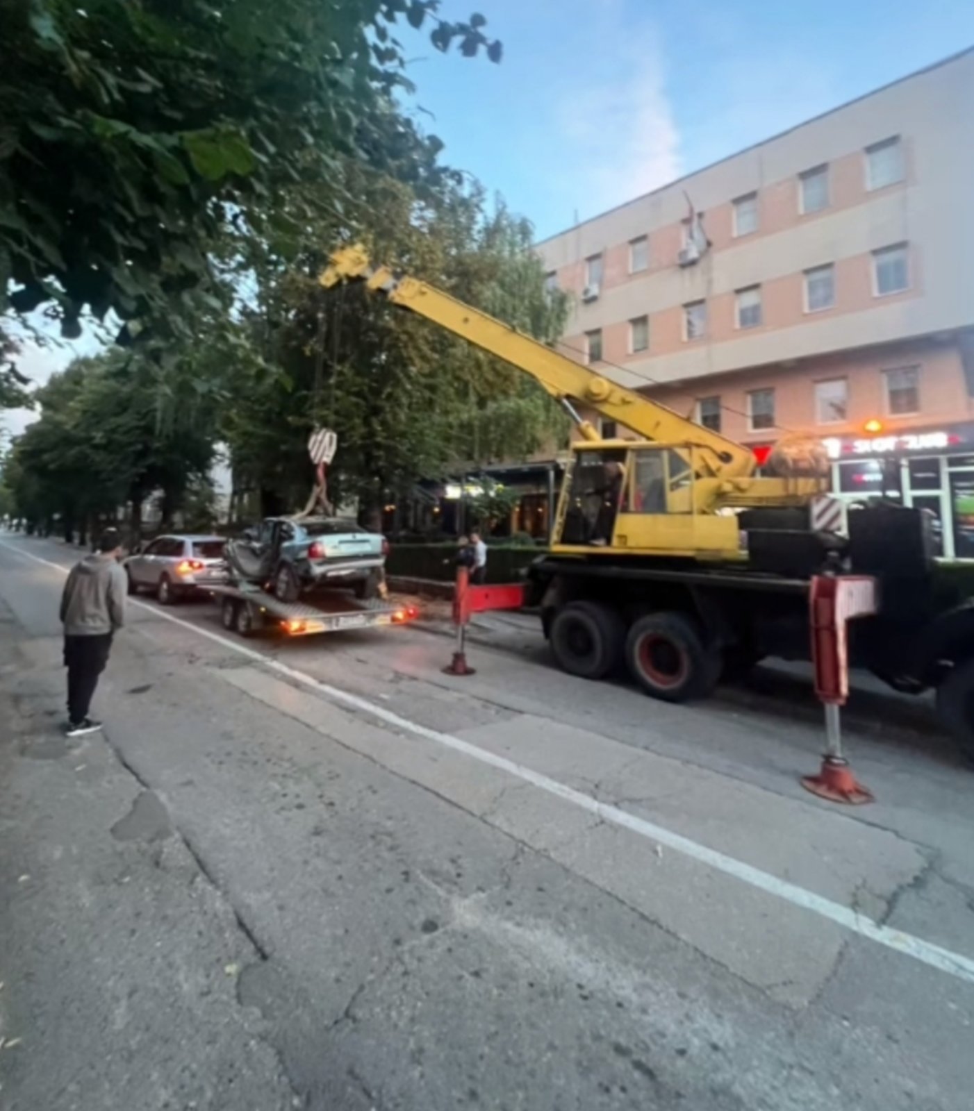 auto-udarilo-drvo-gacko.jpg