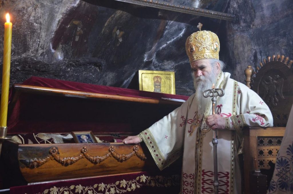 Mitropolit-Amfilohije-pored-ćivota-Svetog-Vasijila-Ostroškog-1-1024x678.jpg