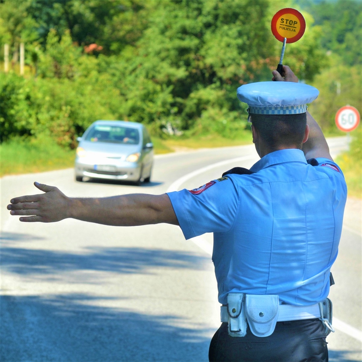 policija-auto-stop.jpg