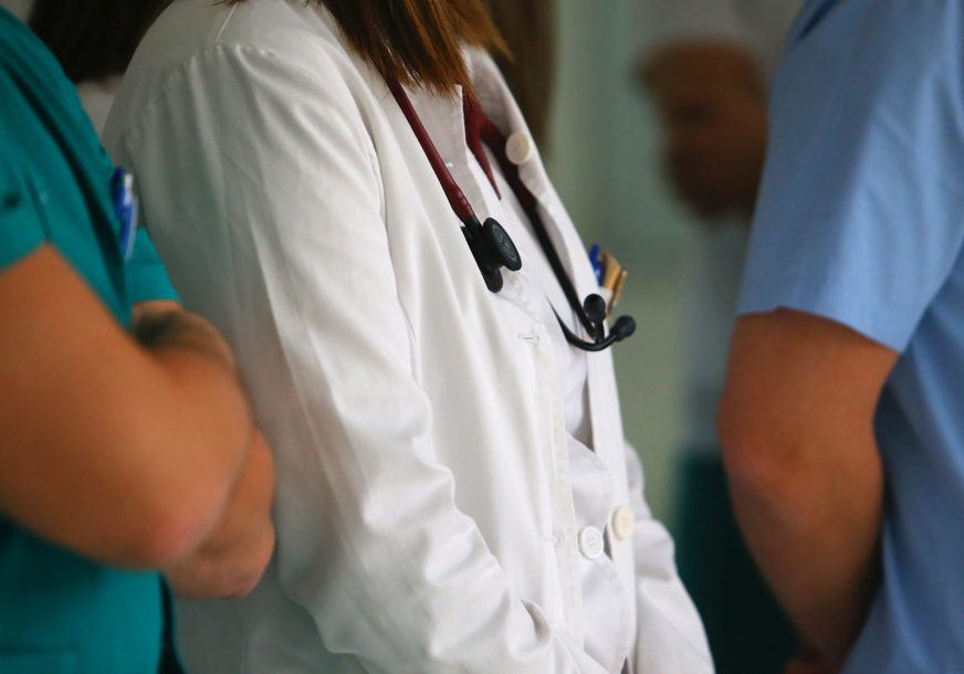 doktori-medicina-UKC-foto-Miomir-Jakovljevic-ringier-7-scaled-872x610.jpg